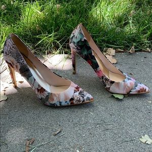 CHIC and VERSATILE Floral satin pumps